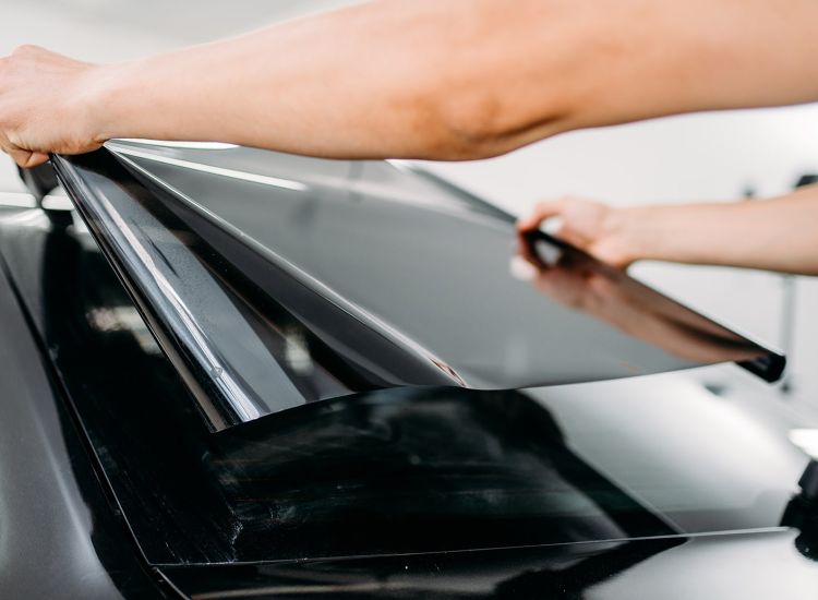 Heckscheibenschutz dank Folierung bei Carcompany in Schwechat
